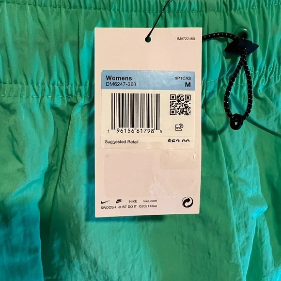 Nike Women's Green Cargo Shorts size medium - Picture 2 of 4